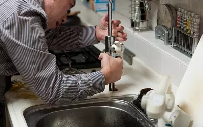 Plomero instalando grifo de cocina