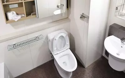 Instalación de inodoros en baño pequeño